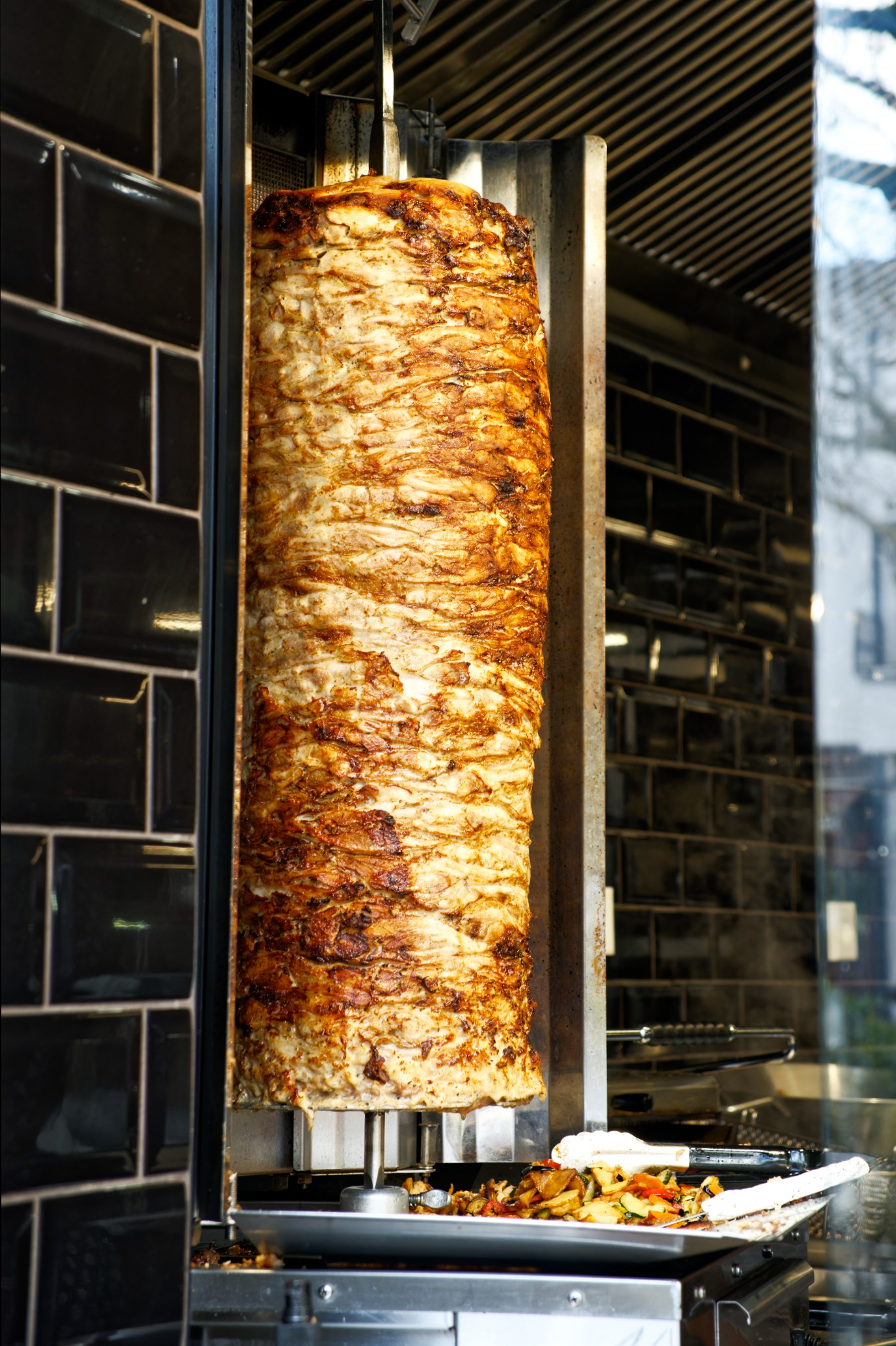 Goldbraun gegrillter Chicken-Spieß bei Sultan